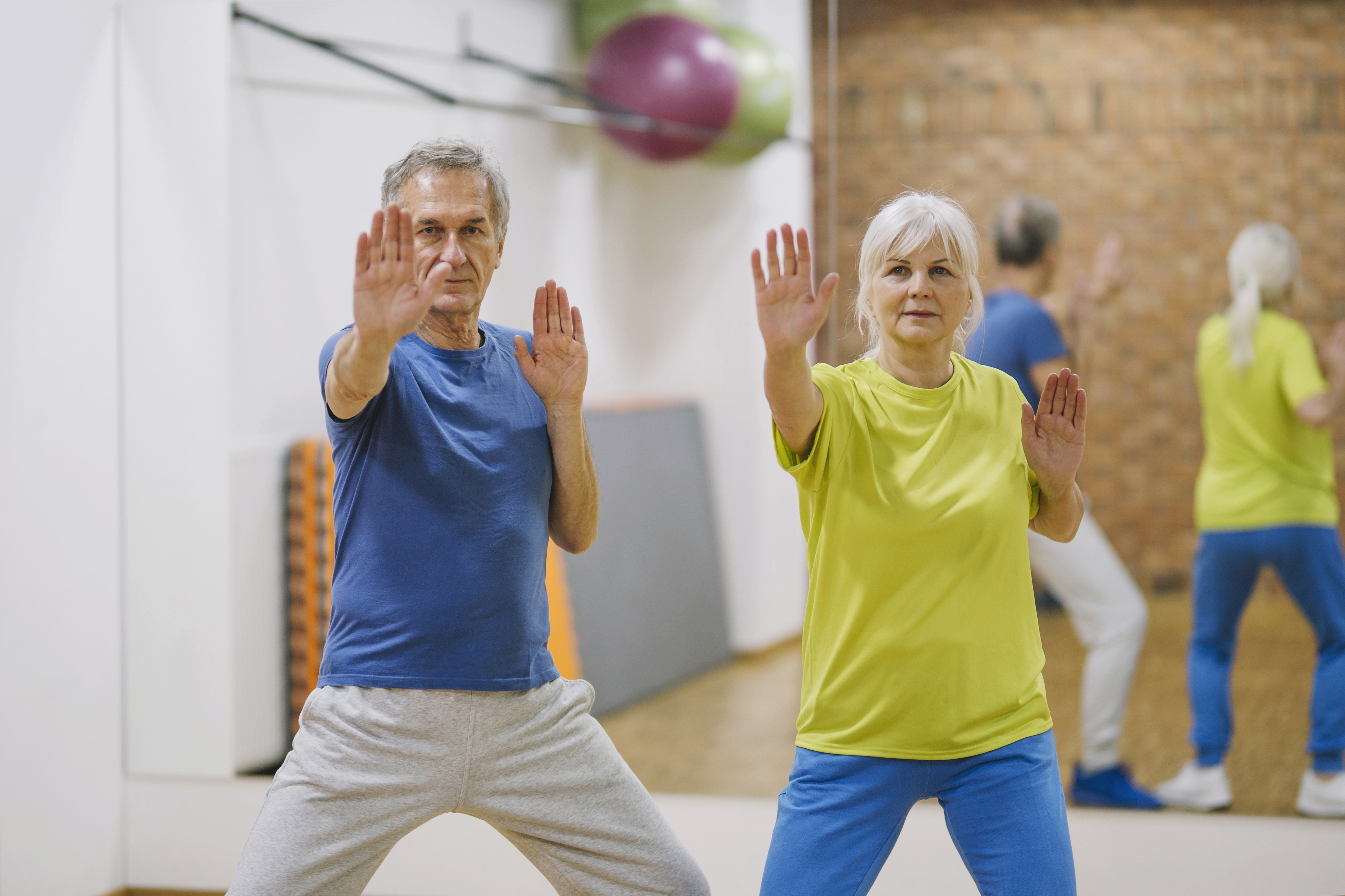 Спортивное долголетие. Пенсионеры спорт. Физическая активность пожилых людей. Групповые занятия пожилых спортом. Пенсионеры танцуют.