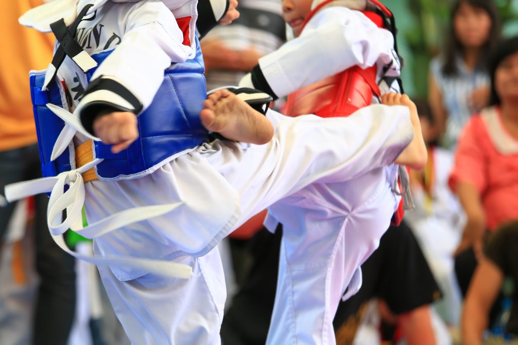 Além dos exercícios cardiovasculares praticados dentro do taekwondo, são exigidas diversas ações de força e potência de membros superiores e inferiores. 
