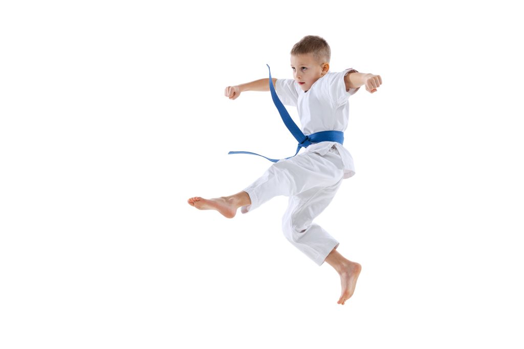 O Taekwondo possui um caráter muito mais dinâmico, que exige altos índices de atenção, raciocínio e tomadas de decisão rápidas, o que torna a atividade muito mais desafiante.
