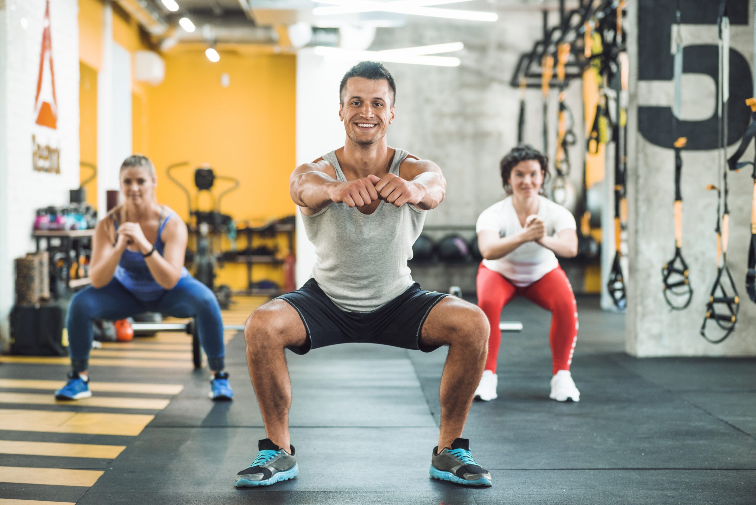 Conheça o treino Agachamento Sumô para definir coxas e glúteos