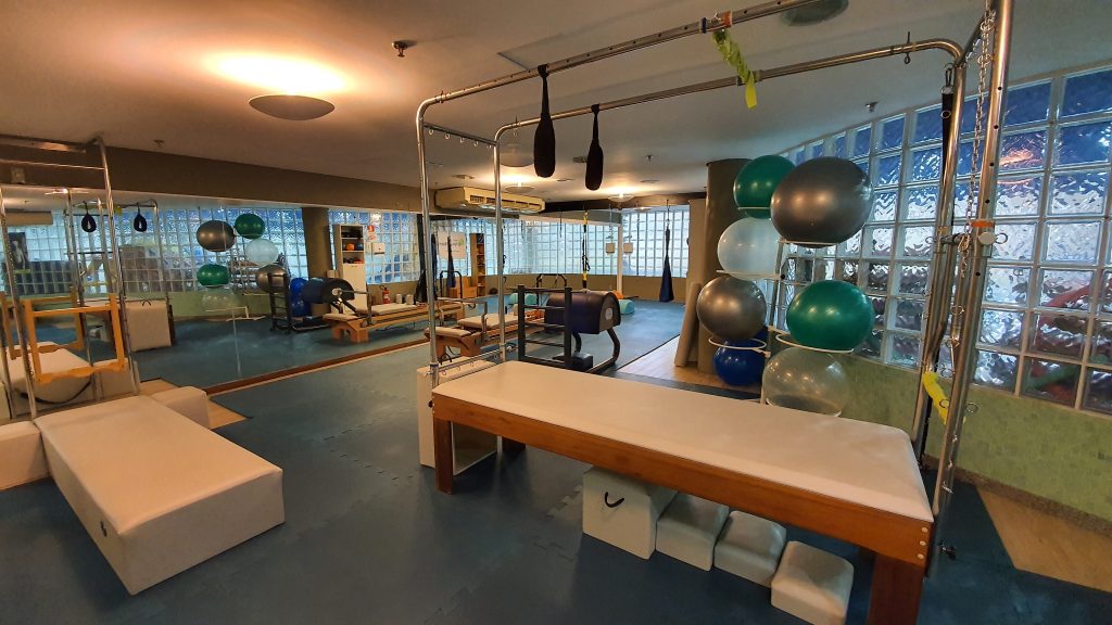 Os benefícios do Pilates são inúmeras para o corpo e a mente. Além disso, é um método que pode ser praticado por pessoas de várias idades.