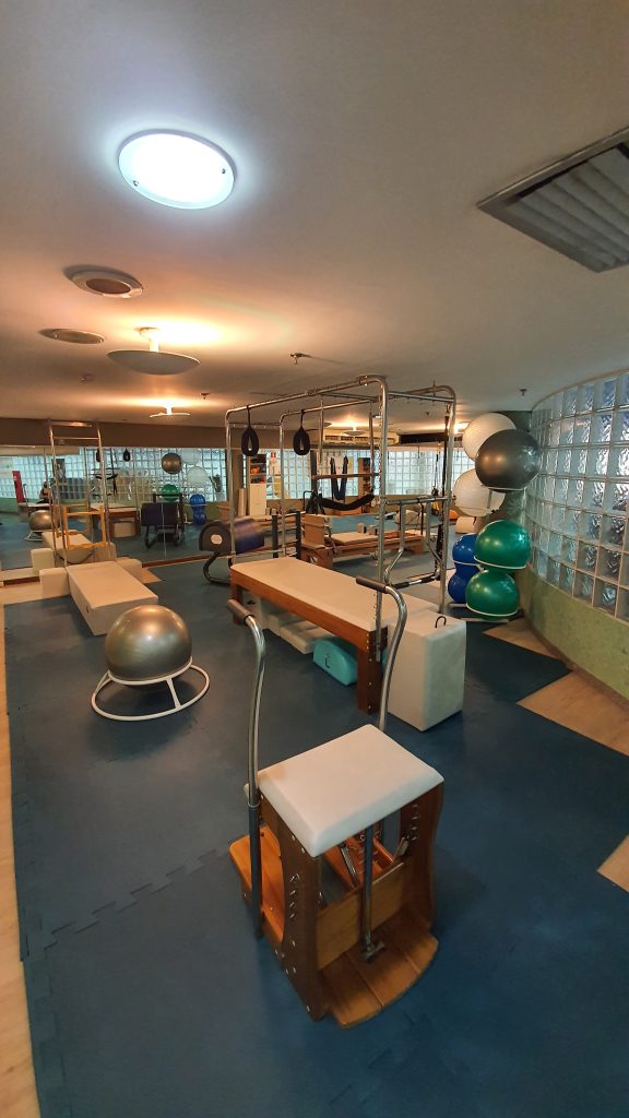 O Pilates é um método de atividade física criado no século 20 que ajuda a aliviar muito a dor na coluna. Conheça alguns principais exercícios.