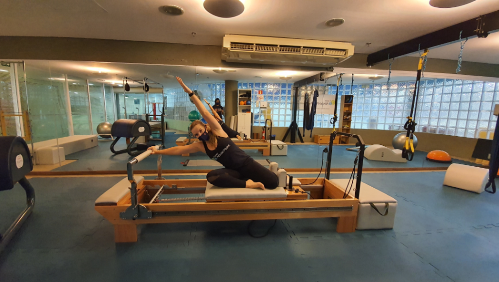 O Pilates é um método de atividade física criado no século 20 que ajuda a aliviar muito a dor na coluna. Conheça alguns principais exercícios.