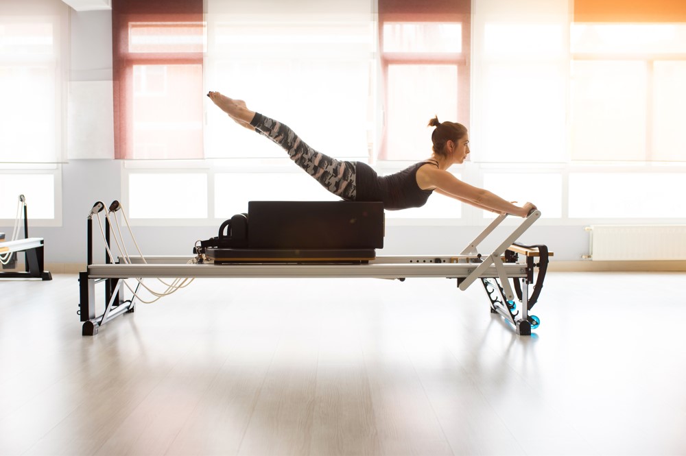 O Pilates é um método de atividade física criado no século 20 que ajuda a aliviar muito a dor na coluna. Conheça alguns principais exercícios.