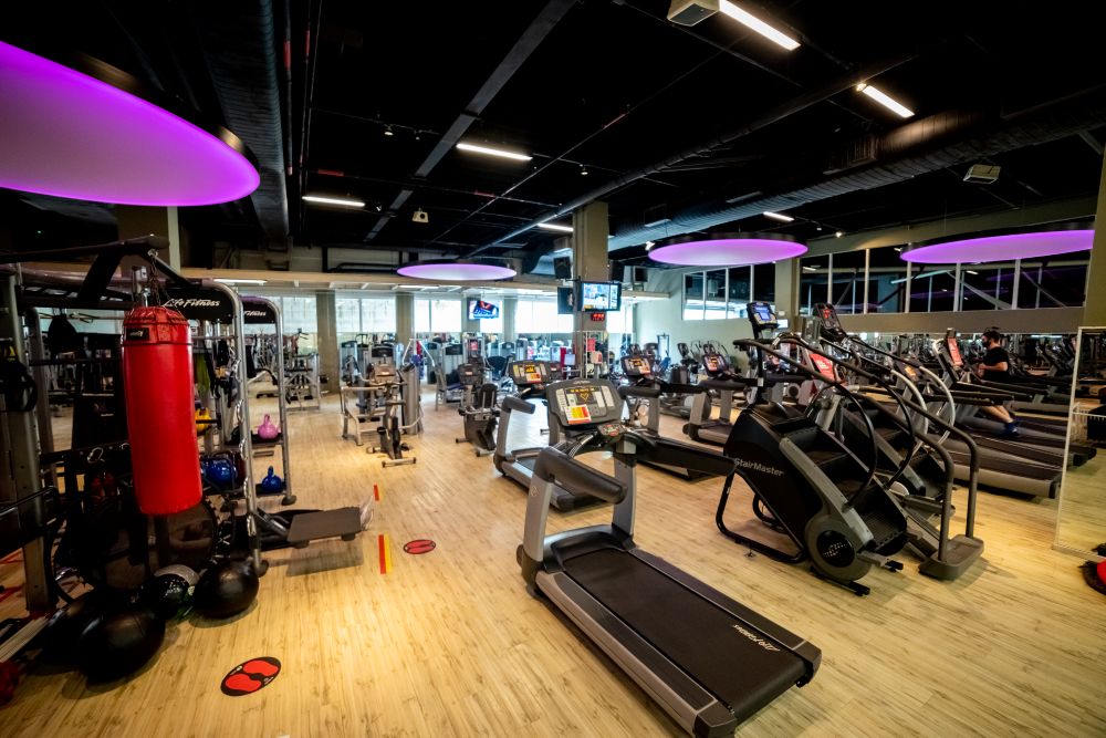 Sala de cardio e musculação da Academia Aquarius em SJC.