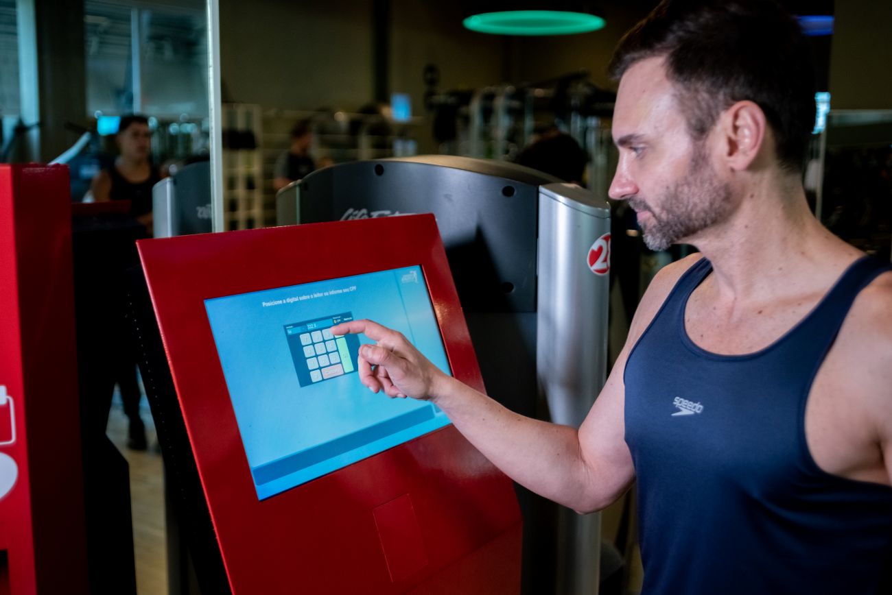 Check-in de usuário do Wellhub no totem da academia.