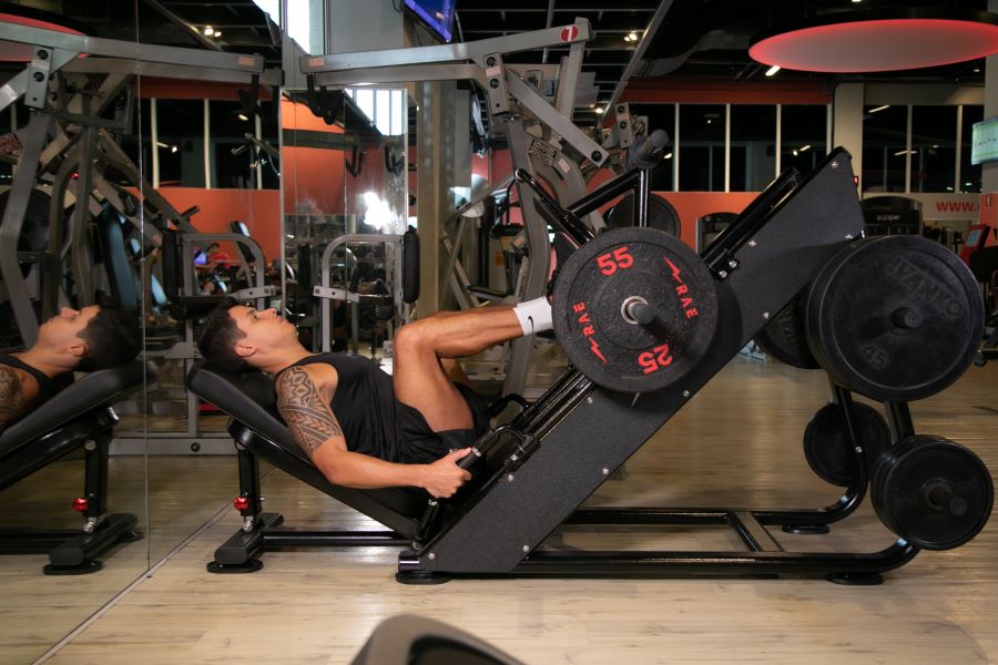 mulher fazendo leg press para fortalecer as pernas