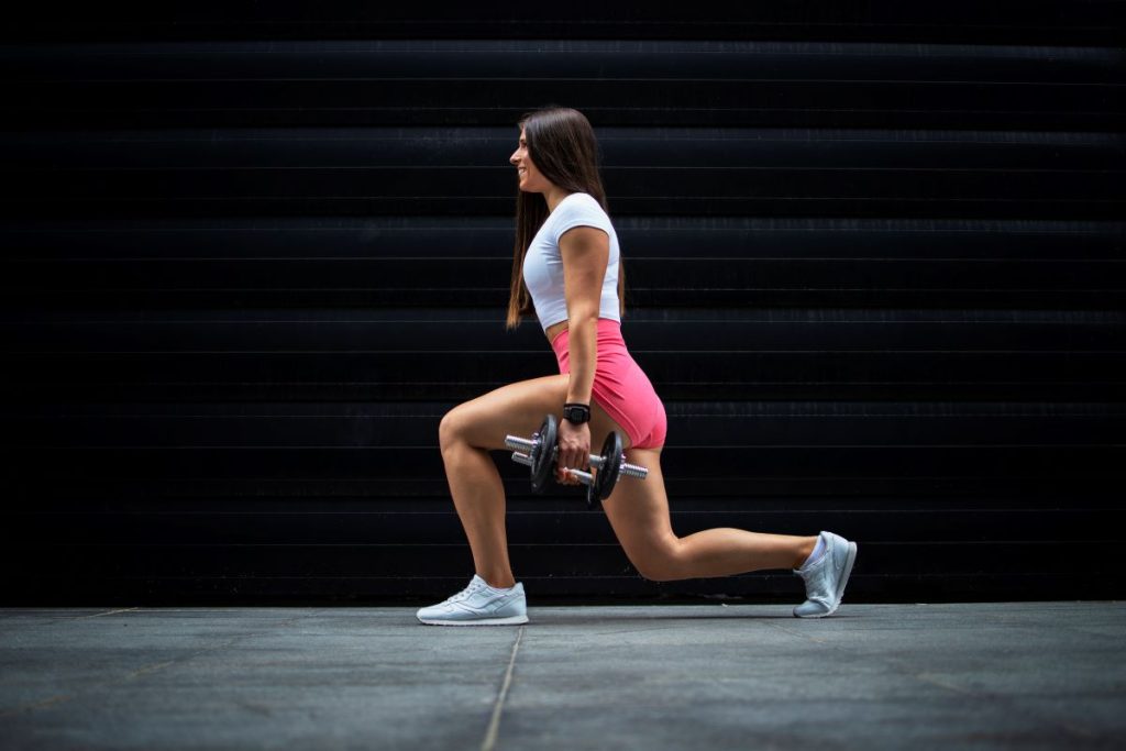 mulher fazendo exercicios para posteriores - afundo