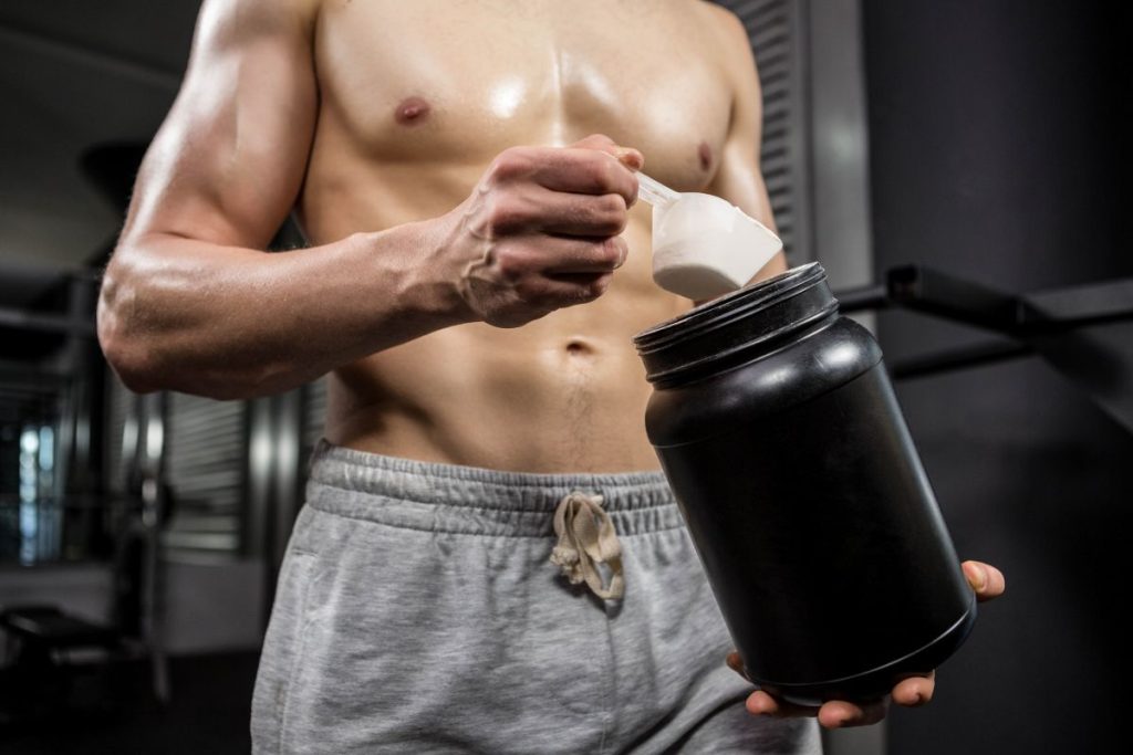 Para ilustrar para que serve whey protein, homem consome suplemento após o treino.