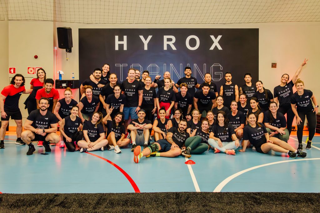 Grupo de alunos posa após treino Hyrox na Cia Athletica em São José dos Campos.
