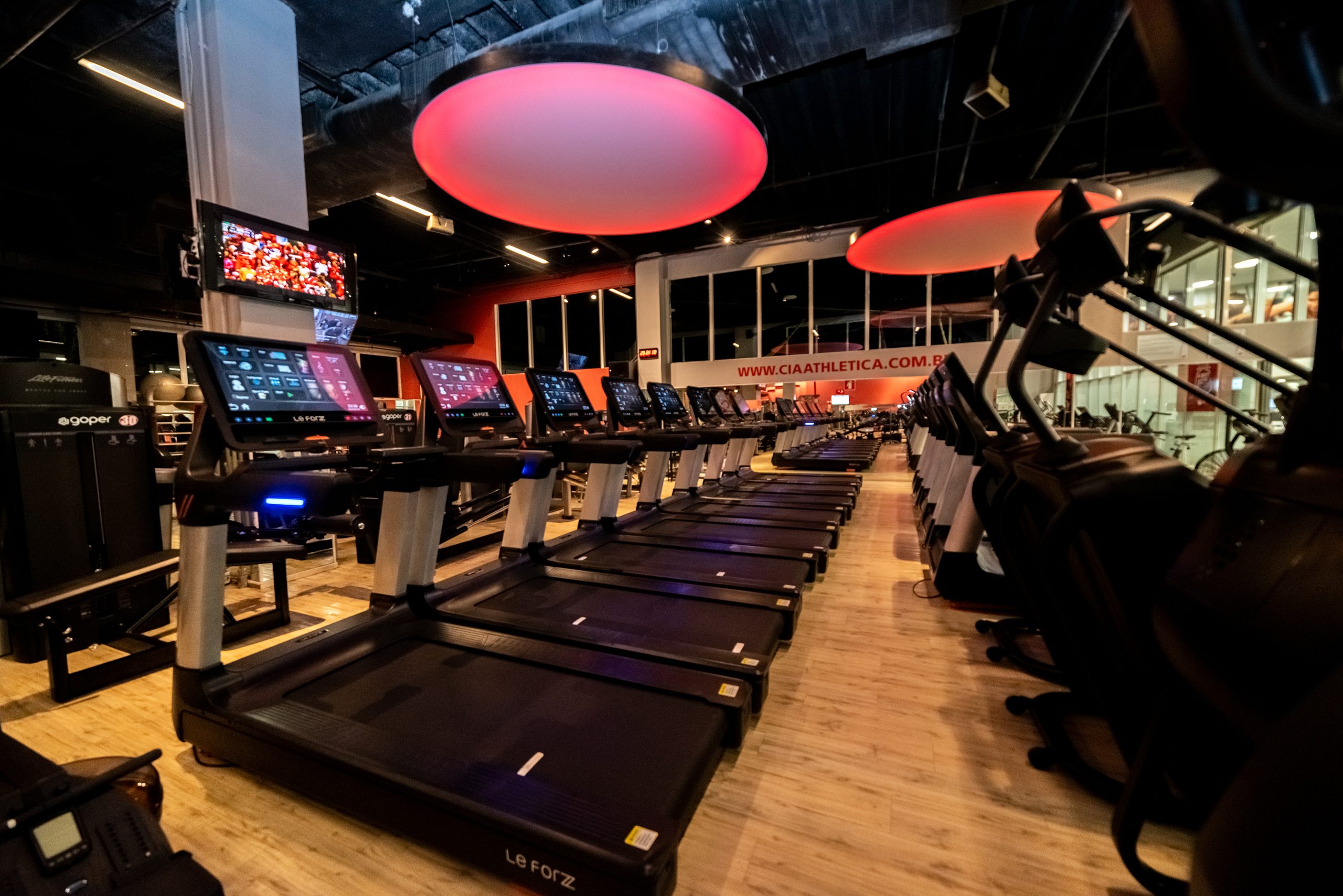 Fileira de esteiras em sala de musculação moderna da academia