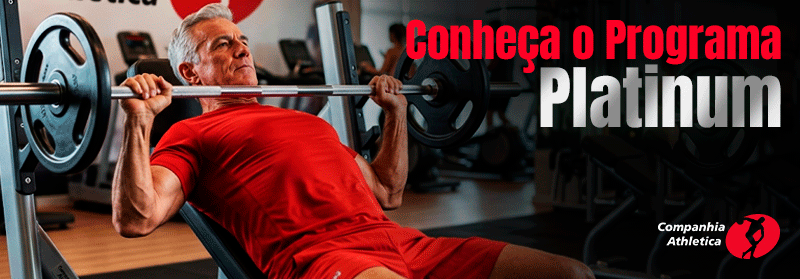 Idoso fazendo musculação em aparelho com barra e pesos, em academia, ao lado do texto “Conheça o Programa Platinum”, da Companhia Athletica.